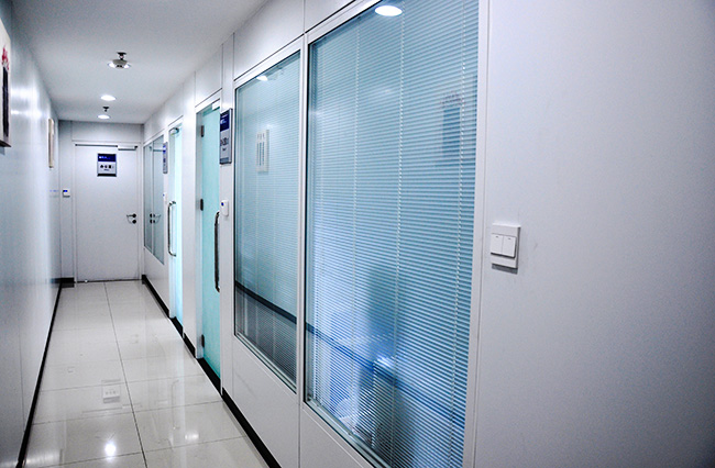 如何選擇醫(yī)用護(hù)墻板，興鐵來教您